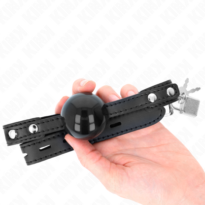 Close-up da KINK Bola TPE Macia Gag 4CM, mostrando a bola de TPE e a correia ajustável para uso BDSM.