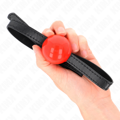 Mordaça de bola KINK simples vermelha de 4cm, mostrando o material de silicone e a tira ajustável, ideal para jogos BDSM.