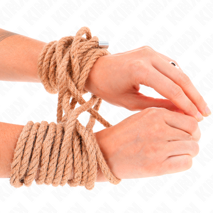 Corda de cânhamo KINK 20 metros com cabeça de metal para bondage e shibari, mostrando sua textura e detalhe da ponta.