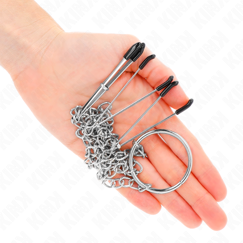 KINK Pinças Triplas para Mamilos e Clítoris com Corrente, mostrando detalhes do design e material metálico.
