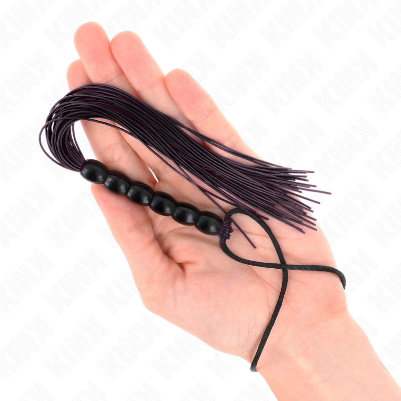 Close-up do KINK Mini Chicote de Silicone com 6 Contas Pretas de 26 CM, mostrando a textura e design.