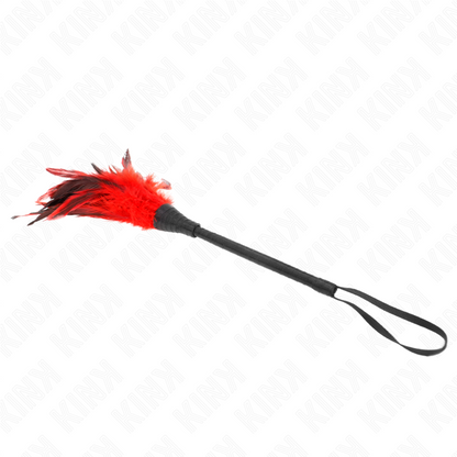 Close-up do Espanador de Penas KINK em Chifre Vermelho de 36 CM, mostrando as penas macias e o design elegante.