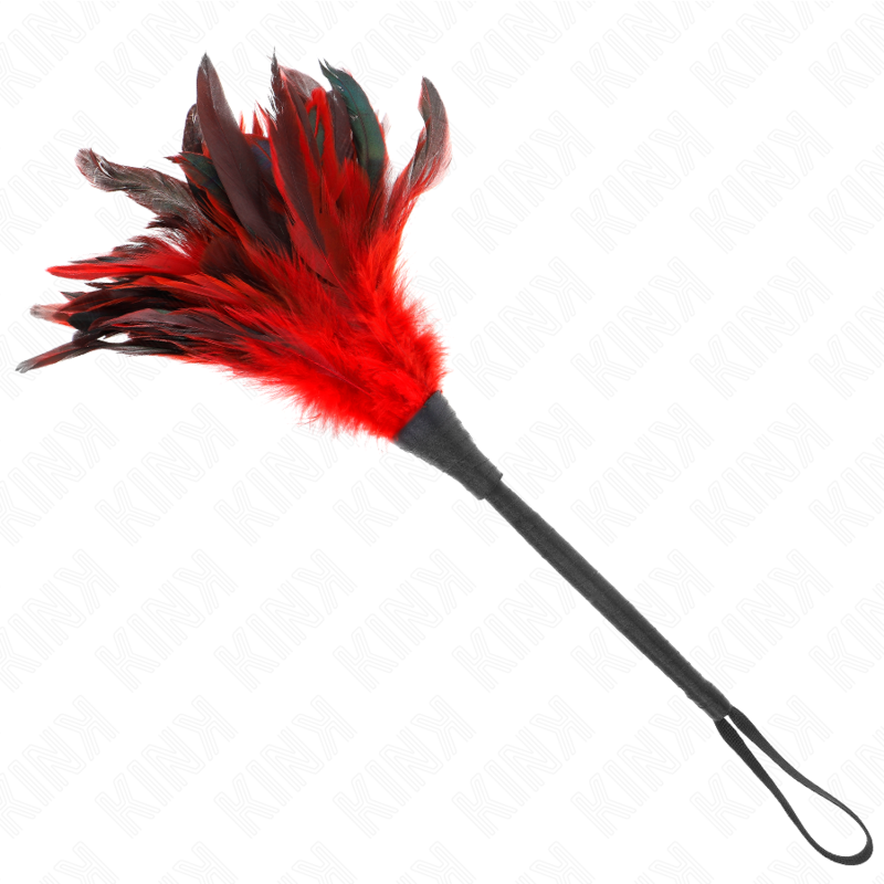 Close-up do Espanador de Penas KINK em Chifre Vermelho de 36 CM, mostrando as penas macias e o design elegante.