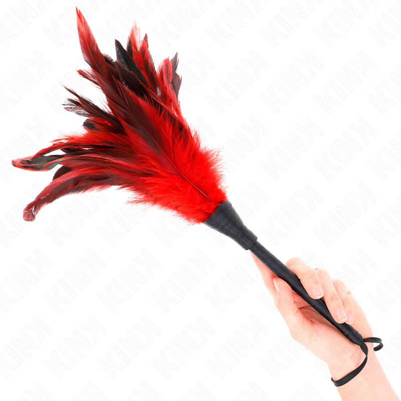 Close-up do Espanador de Penas KINK em Chifre Vermelho de 36 CM, mostrando as penas macias e o design elegante.
