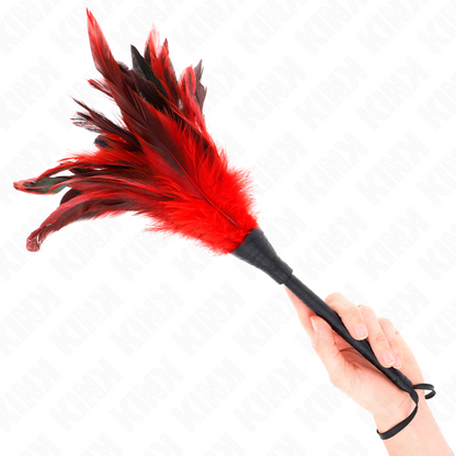 Close-up do Espanador de Penas KINK em Chifre Vermelho de 36 CM, mostrando as penas macias e o design elegante.