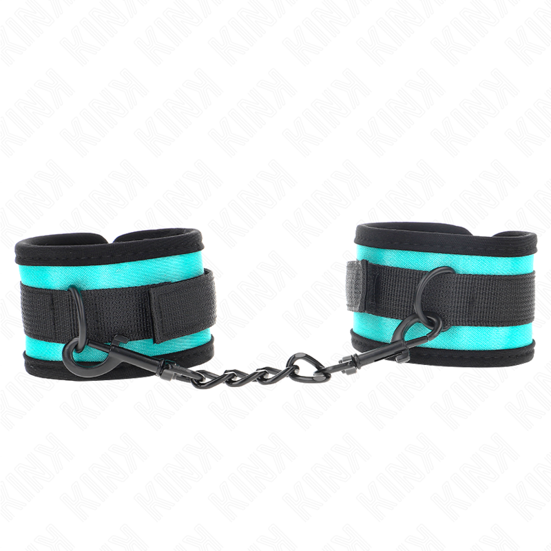 Algema de pulso KINK em nylon preto e azul ajustável para sessões BDSM, vista de perto.
