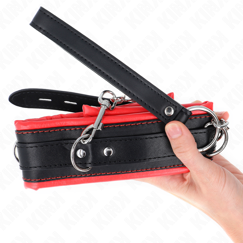Colar pesado KINK com cinto ajustável para práticas BDSM, detalhe do fecho e material robusto.