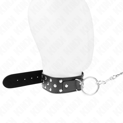 Detalhe do Colar de Rebite com Cinto e Anel Ajustável KINK, mostrando o design, a cor preta e os rebites.