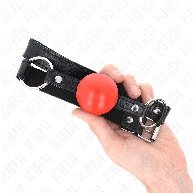 Close-up da Bola Mordaça KINK TPE Vermelha 4cm com tira ajustável para BDSM.