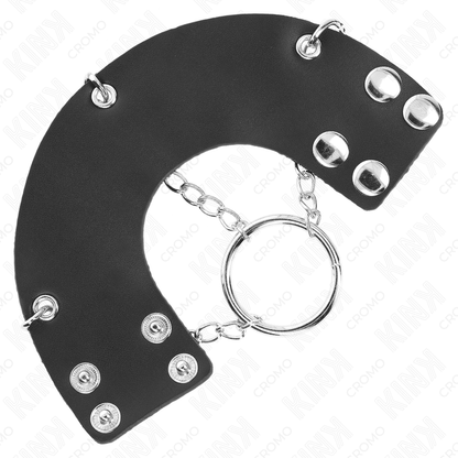 Anel para Pênis KINK de metal e couro com corrente e cinto, mostrando detalhes de design e materiais.