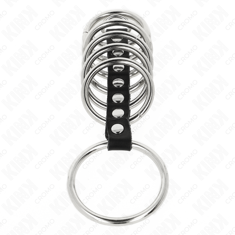 Detalhe do Anel Peniano KINK com 7 anéis de metal e couro ajustáveis.