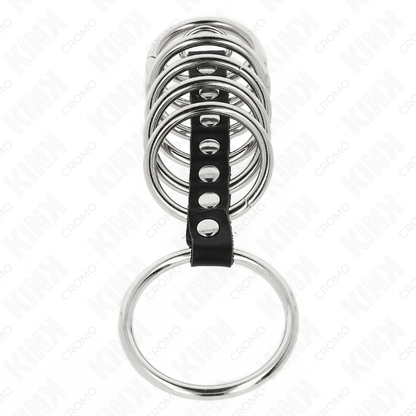 Detalhe do Anel Peniano KINK com 7 anéis de metal e couro ajustáveis.