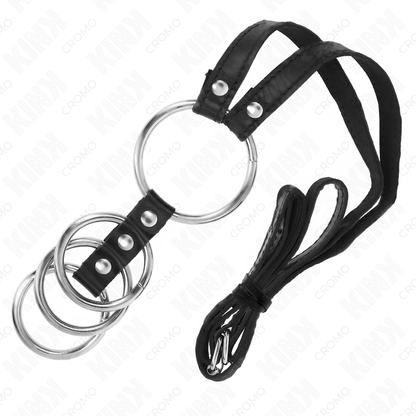 Close-up dos 4 anéis de metal KINK conectados com cinto de couro para BDSM.