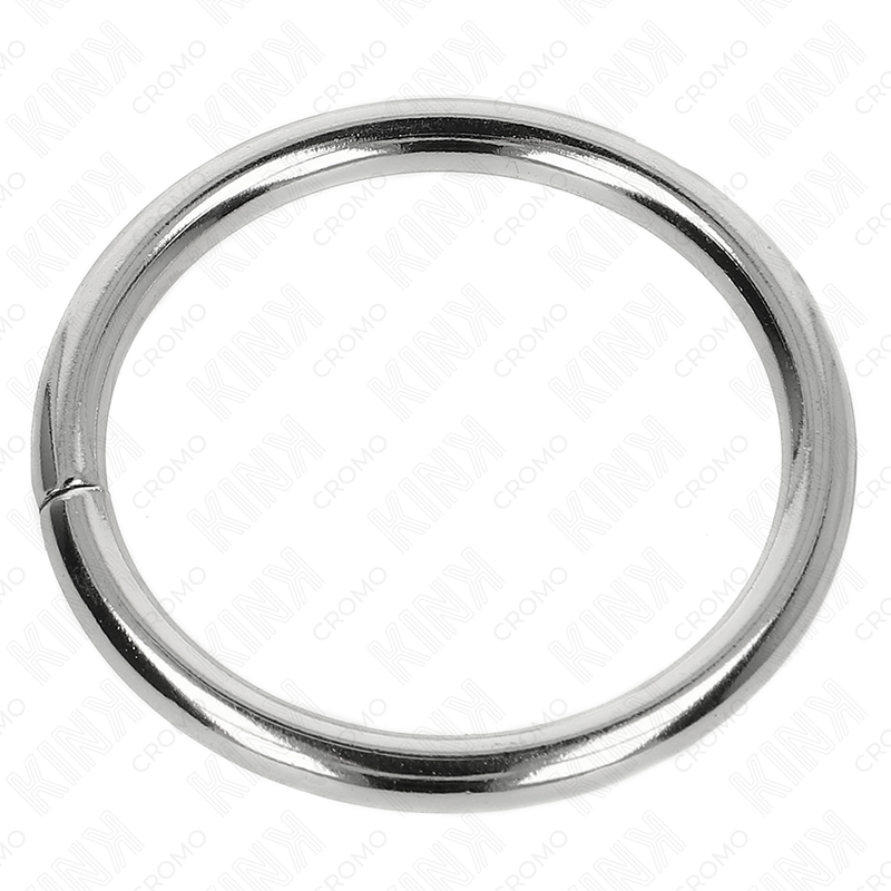 Close-up do KINK Anel Peniano de Metal com Diâmetro Interno de 4 cm, destacando o material robusto e o design para controlo e estimulação.
