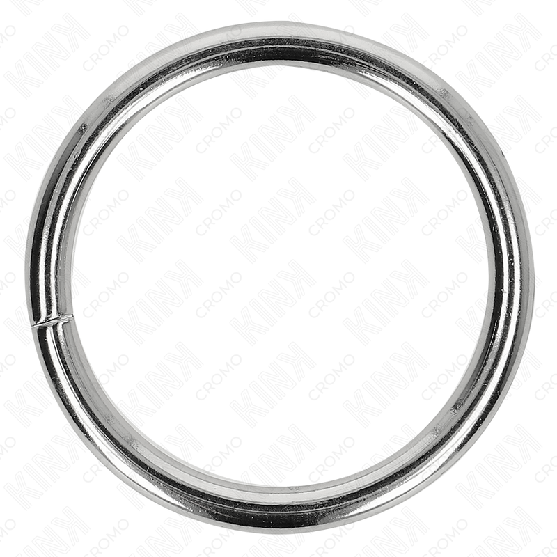 Close-up do KINK Anel Peniano de Metal com Diâmetro Interno de 4 cm, destacando o material robusto e o design para controlo e estimulação.