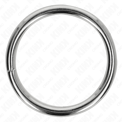 Close-up do KINK Anel Peniano de Metal com Diâmetro Interno de 4 cm, destacando o material robusto e o design para controlo e estimulação.