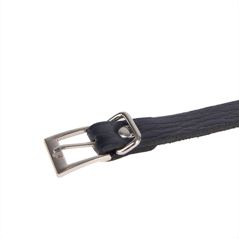 Close-up do cinto SUBBLIME Punk Bondage com fivela de metal preta e detalhes de design.