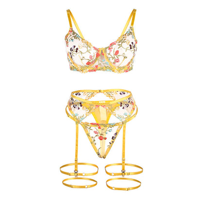 Close-up do Conjunto Lingerie SUBBLIME Floral Amarelo S/M, mostrando o sutiã, tanga e cinto-liga com detalhes florais.