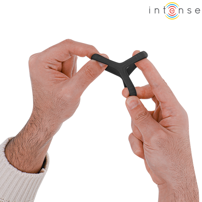 Close-up do Anel Peniano Duplo Carson INTENSE de silicone preto, destacando seu design e material macio para melhor desempenho.
