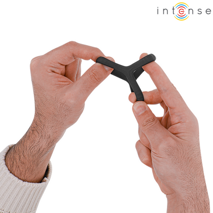 Close-up do Anel Peniano Duplo Carson INTENSE de silicone preto, destacando seu design e material macio para melhor desempenho.