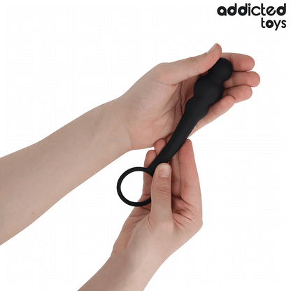 ADDICTED TOYS Plug Anal com Anel Modelo 1 de silicone médico, detalhe do design e textura.