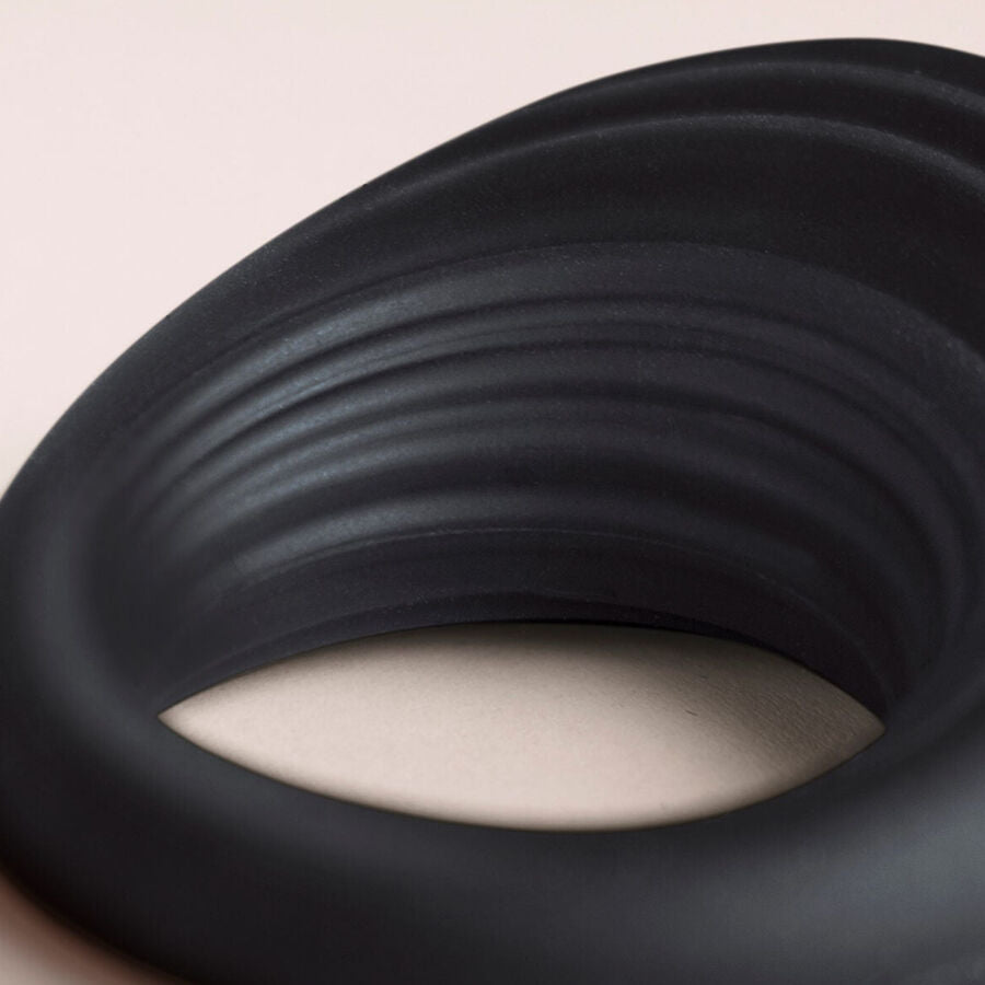 Anel peniano vibratório ROCKS-OFF Spire preto em silicone, com 10 funções de vibração e design ergonómico.