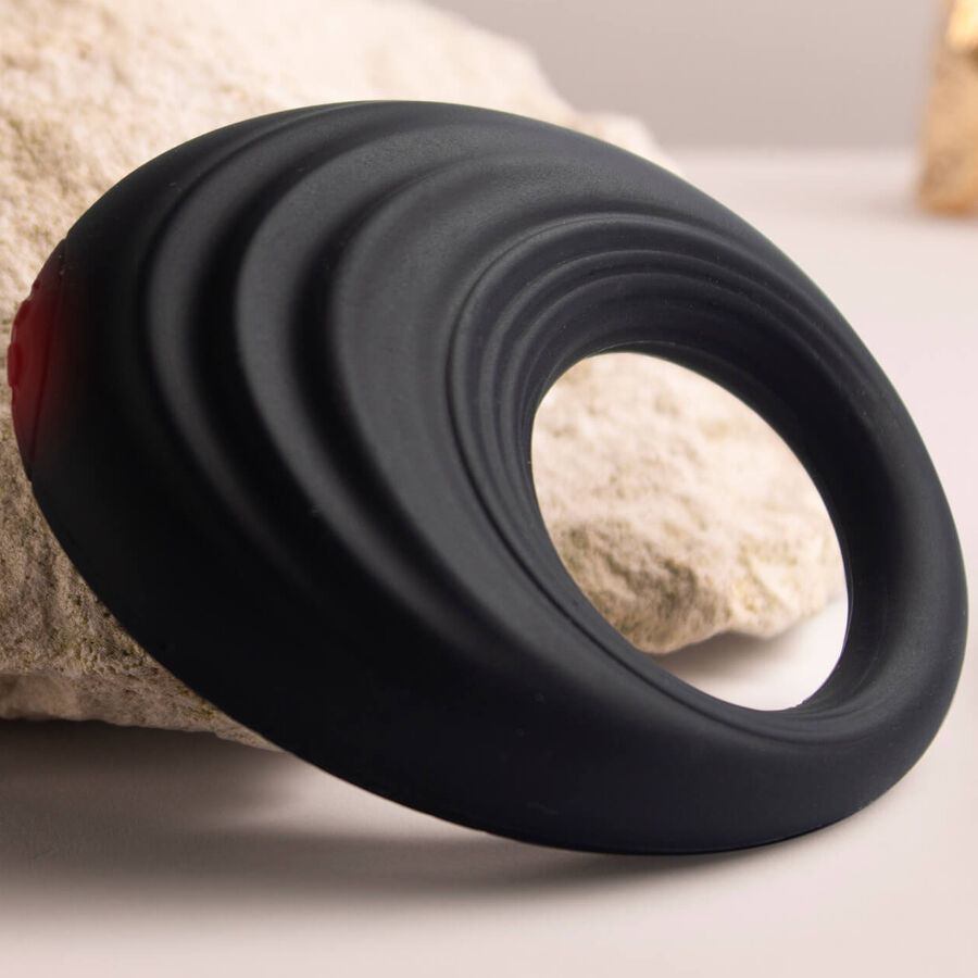 Anel peniano vibratório ROCKS-OFF Spire preto em silicone, com 10 funções de vibração e design ergonómico.