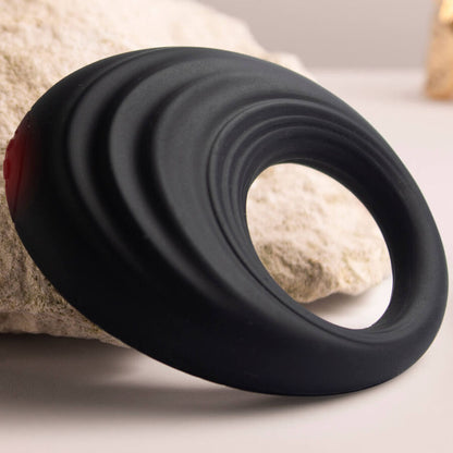 Anel peniano vibratório ROCKS-OFF Spire preto em silicone, com 10 funções de vibração e design ergonómico.