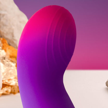 Close-up do vibrador Rocks-Off Glow Girl Vibe Roxo, mostrando seu design ergonômico e ponta curva para estimulação do ponto G e clítoris.