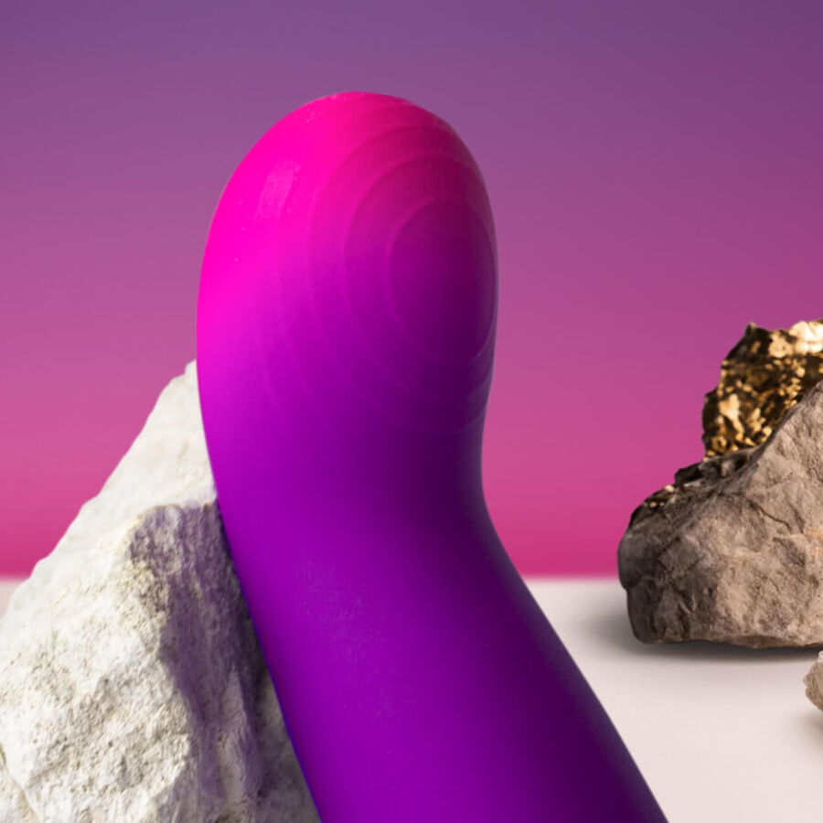 Close-up do vibrador Rocks-Off Glow Girl Vibe Roxo, mostrando seu design ergonômico e ponta curva para estimulação do ponto G e clítoris.