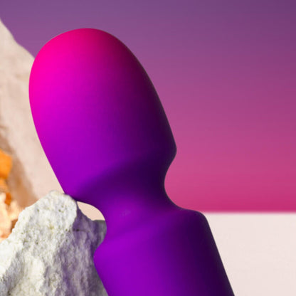 ROCKS-OFF Glo-Girl Mini Vibrador Wand Roxo com cabeça flexível e design ergonómico