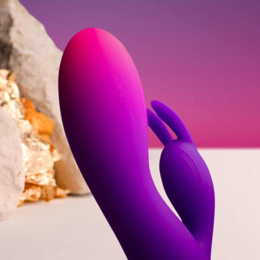 Close-up do Vibrador Rocks-Off Glo-Girl Rabbit, mostrando o design flexível e aveludado de silicone para dupla estimulação.