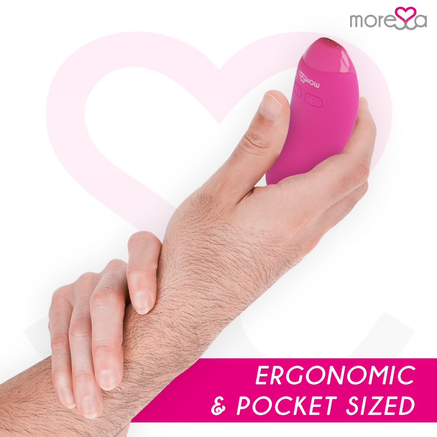 Close-up do Vibrador Mini MORESSA Blossom Rosa, destacando seu design ergonômico e textura de silicone.