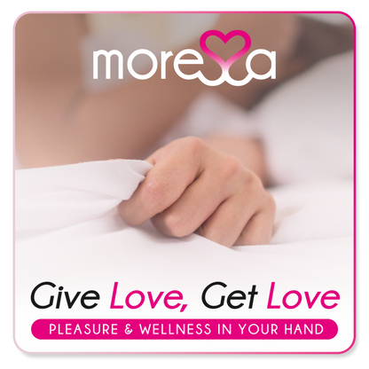Close-up do Anel Vibrador MORESSA Brandon com Estimulador Clitoriano, destacando o design ergonômico e o silicone premium.