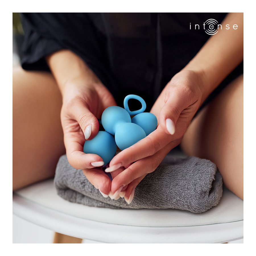 Close-up of the 'INTENSE Kit Charli Bolas de Kegel 3 Peças para Fortalecimento Pélvico' showing its ergonomic design and silicone material.