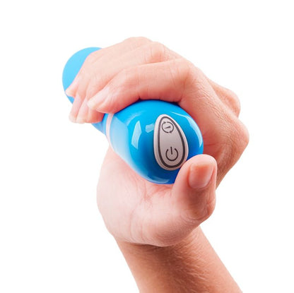 Vibrador B SWISH Bdesired Deluxe Curve Azul, mostrando seu design ergonômico e material de silicone macio.