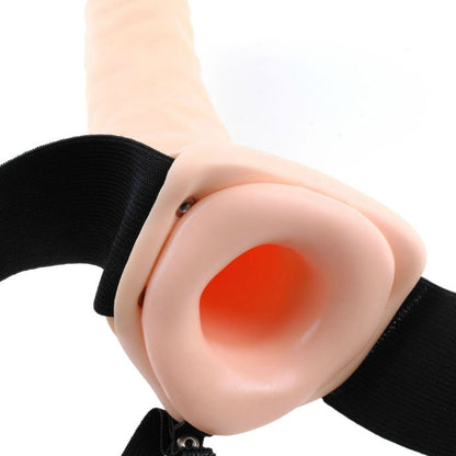 Close-up do FETISH FANTASY SERIES Vibrador Oco Strap-On 19 CM com Vibração Marrom, mostrando o seu design e arnês ajustável.
