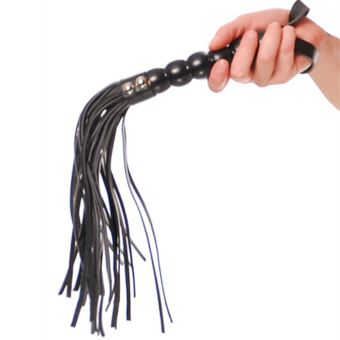 FETISH FANTASY SERIES Chicote Cat-o-Nine Tails Vinil Macio 52cm para BDSM, detalhe da pega e das pontas.