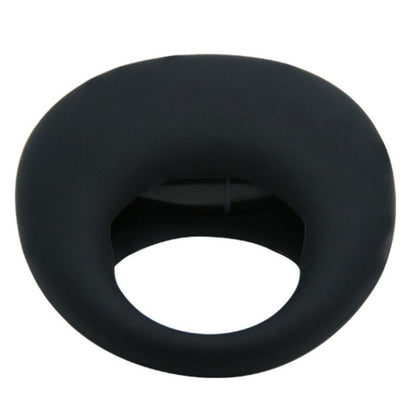 Close-up do Anel Vibrador Pretty Love Trap preto com estimulador clitoriano em silicone.