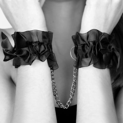 Close-up das Algemas Frou Frou Bijoux Indiscrets de Organza e Cetim, detalhando os materiais e design sofisticado.