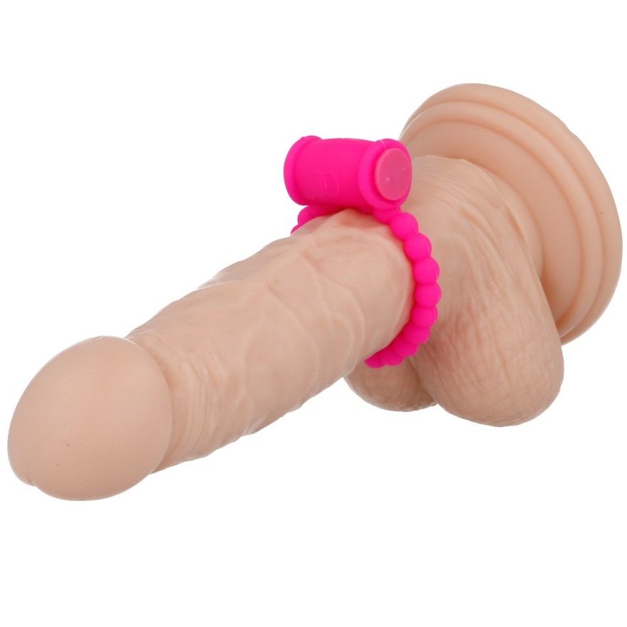 Close-up of the CASUAL LOVE Anel Vibrador Peniano e Clitoriano 25 Pink showing its flexible silicone material and vibrator for dual stimulation.