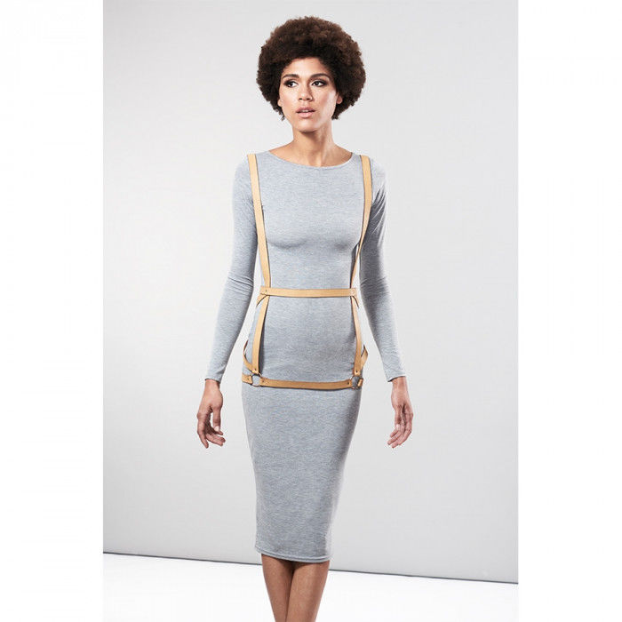 Close-up of the BIJOUX INDISCRETS Arnês Vestido Maze Marrom Ajustável, showcasing its vegan leather straps and versatile design.
