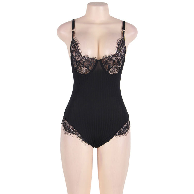 Close-up of the SUBBLIME Peluche Queen Plus preto, featuring delicate lace, transparencies, and elegant fringes.