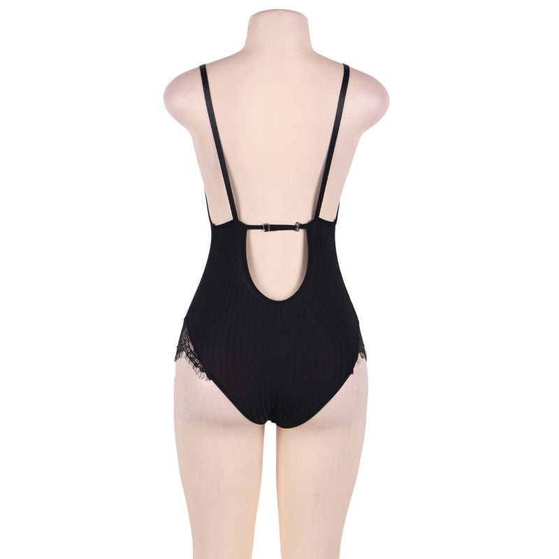 Close-up of the SUBBLIME Peluche Queen Plus preto, featuring delicate lace, transparencies, and elegant fringes.