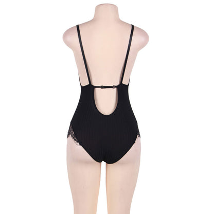 Close-up of the SUBBLIME Peluche Queen Plus preto, featuring delicate lace, transparencies, and elegant fringes.