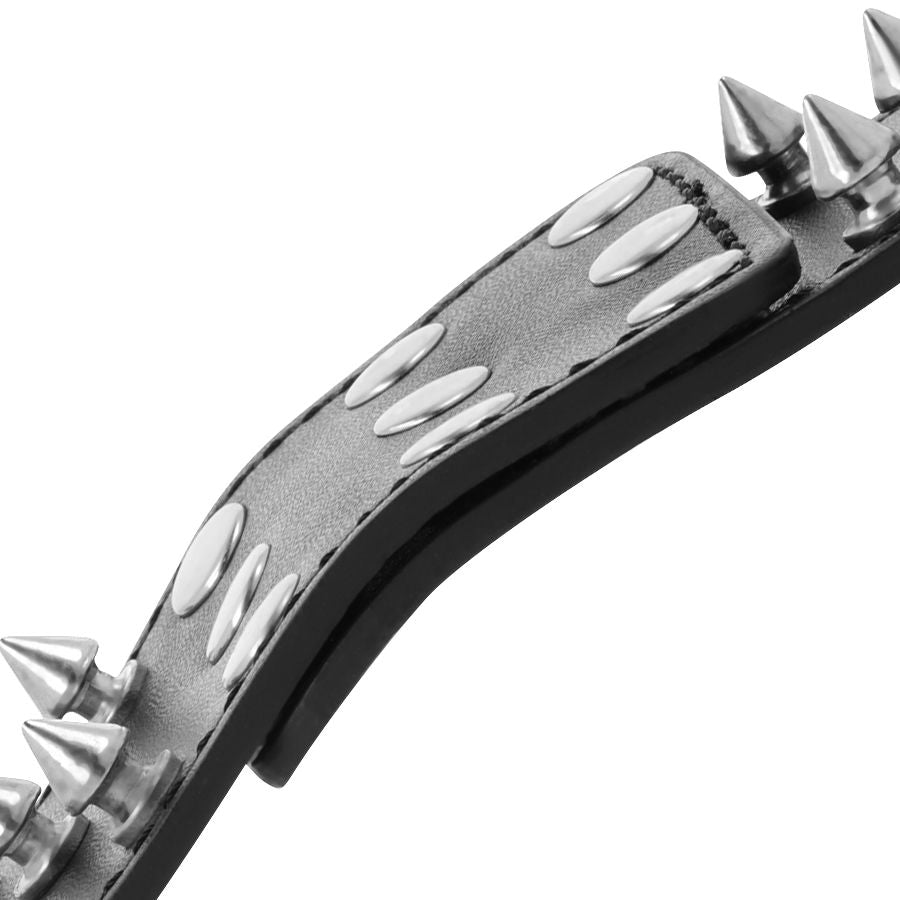 Close-up das Algemas Darkness Crânios e Ossos com detalhes de pontos pretos e espetos de metal.