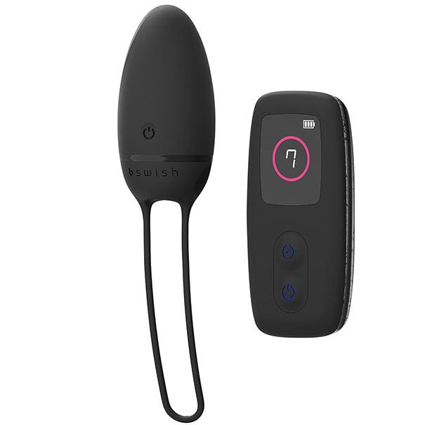 B SWISH BNAUGHTY PREMIUM Liberado Preto Vibrador com Controle Remoto em close-up, mostrando design e cor