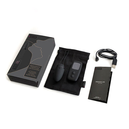 B SWISH BNAUGHTY PREMIUM Liberado Preto Vibrador com Controle Remoto em close-up, mostrando design e cor