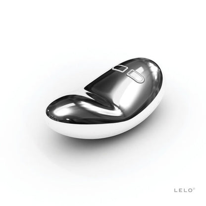 Close-up do vibrador LELO YVA de aço inoxidável, mostrando o seu design elegante e material premium.