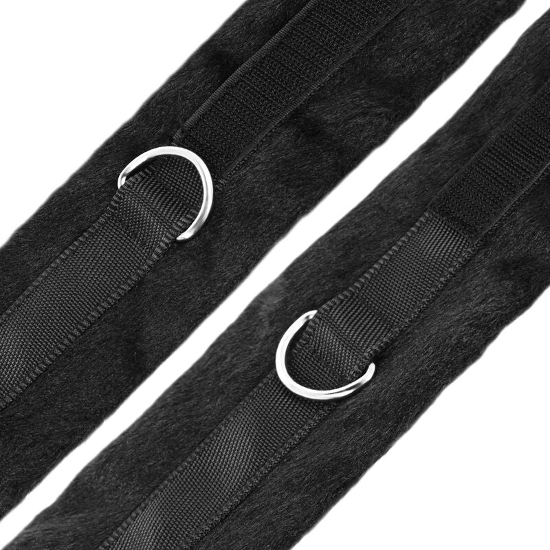 Close-up do Conjunto de Retenção de Cama Darkness ajustável com punhos de neoprene.